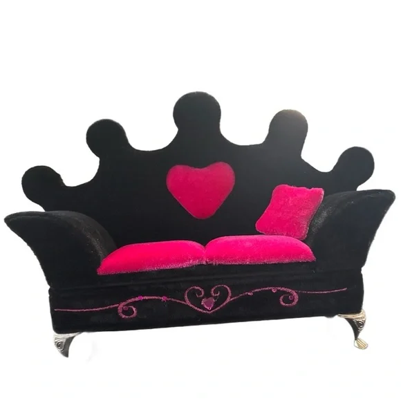 Jewelry storage box. Holds,Necklaces,Rings,bracelets etc. mirror inside.
5079 - Picture 1 of 1